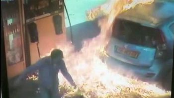 casi lo prende fuego por negar un cigarrillo casi lo prende fuego por negar un cigarrillo