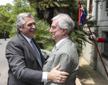 El presidente Alberto Fernández junto a Tabaré Vázquez. (Foto: Télam)