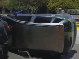 impresionante choque y vuelco en villa soldati dejo tres heridos