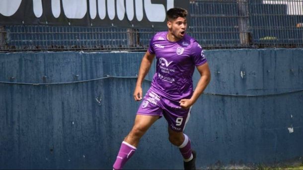 Sánchez visitó, entre otros clubes, la camiseta de Villa Dálmine. 