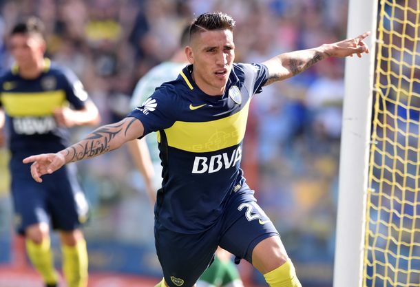 Ricardo Centurión festeja tras convertir en la Bombonera.