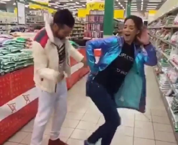 Ezequiel Garay le hizo mover el totó a su mujer española