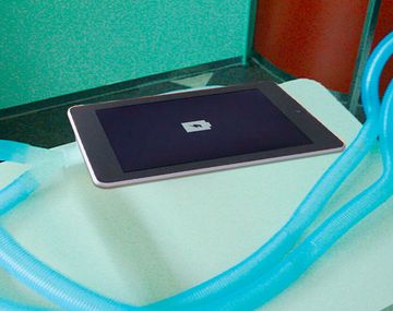 Quería cargar el celular y desconectó el respirador de su abuelo