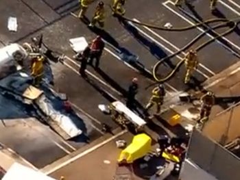 Un muerto al caer una avioneta en un centro comercial