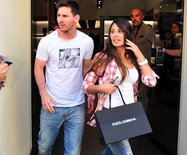 Tras la lesión, Messi y su mujer Antonella salieron de compras en Milán