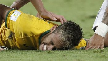 llora brasil: neymar se fracturo una vertebra y se queda afuera de la copa llora brasil: neymar se fracturo una vertebra y se queda afuera de la copa