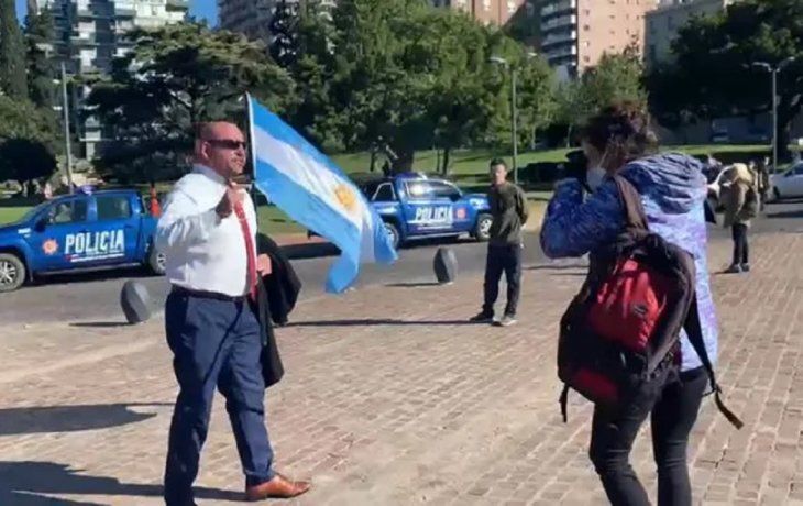 Anticuarentena que amenazó a un periodista: Le pusieron la vacuna a mi vieja y ahora está imantada
