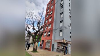por filmar un video para tik tok: un nene de 12 anos cayo al vacio desde la terraza de un edificio de seis pisos por filmar un video para tik tok: un nene de 12 anos cayo al vacio desde la terraza de un edificio de seis pisos