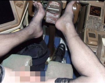 Un piloto de avión se sacaba selfies desnudo en pleno vuelo. Crédito: diario The Sun