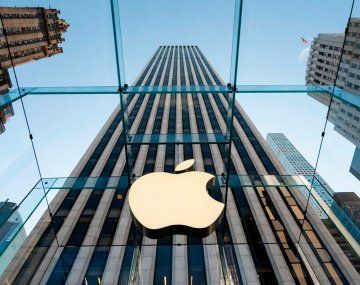 Las acciones de Apple se desplomaron y dejó de ser la empresa más valiosa del mundo: quién le ganó