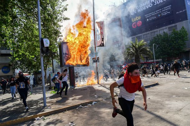 VIDEO: Feroz represión en Chile y tercer toque de queda