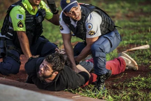 Un manifestante es reducido por la policía mientras protestaba contra el gobierno de Michel Temer