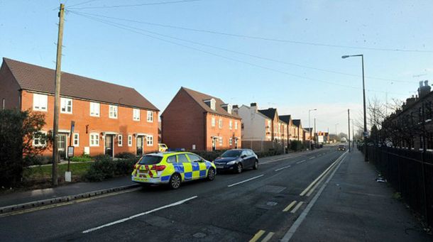 Encuentran a una niña de 3 años sola en la calle: la madre estaba muerta en la casa