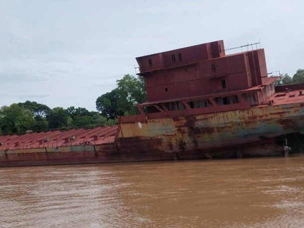 Barco fantasma del río Paraná: el buque abandonado hace más de 25 años&nbsp;