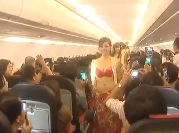 Multan a una aerolínea por ofrecer un show de chicas en un vuelo