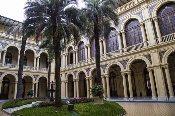 La Casa Rosada ajusta y recorta en personal pero gasta $235 mil en una palmera