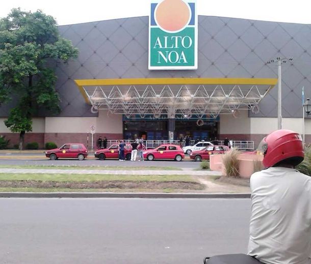 Salta - Comercios cerrados y vallados