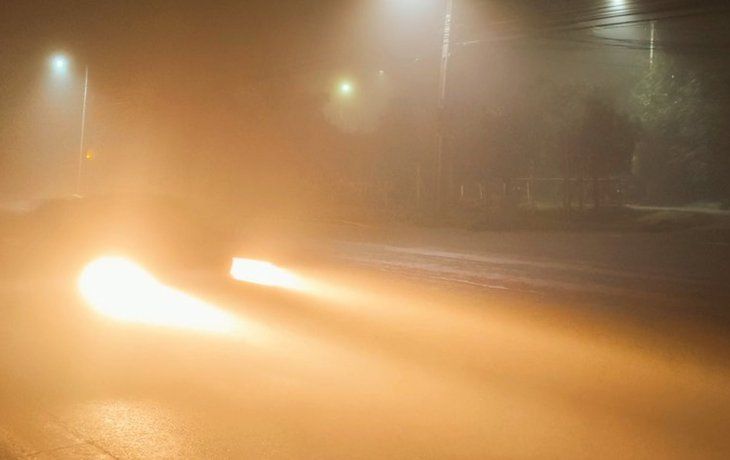La niebla en el AMBA provoca demoras en trenes, vuelos y reduce la visibilidad en rutas y autopistas