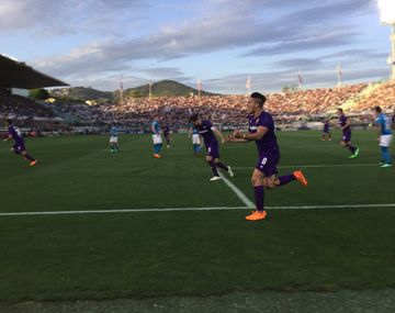 Giovanni Simeone en Fiorentina vs Napoli - Crédito: Twitter acffiorentina