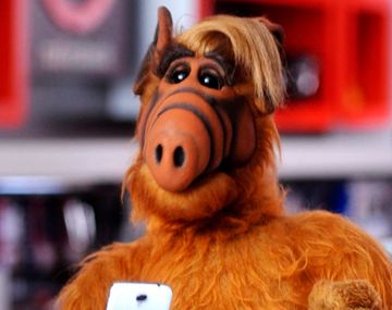 El peor momento de un clásico de los 90s: Alf lucha por su vida