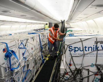 Llega otro vuelo de Aerolíneas desde Rusia: trae 800 mil dosis de la vacuna Sputnik V