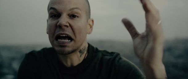 Calle 13 presentó el video del tema que compuso con Assange