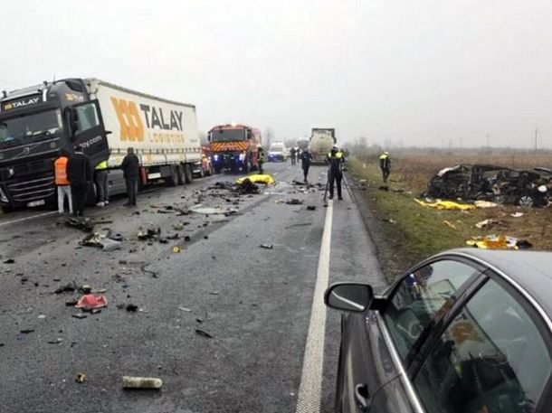 Siete hinchas del PAOK mueren en un accidente de tráfico en Rumanía. Siete hinchas del PAOK mueren en un accidente de tráfico en Rumanía.
