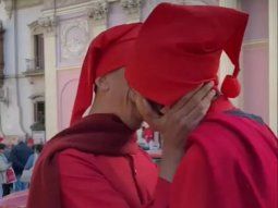 Se besan vestidos como infernales para protestar contra la homofobia en Salta