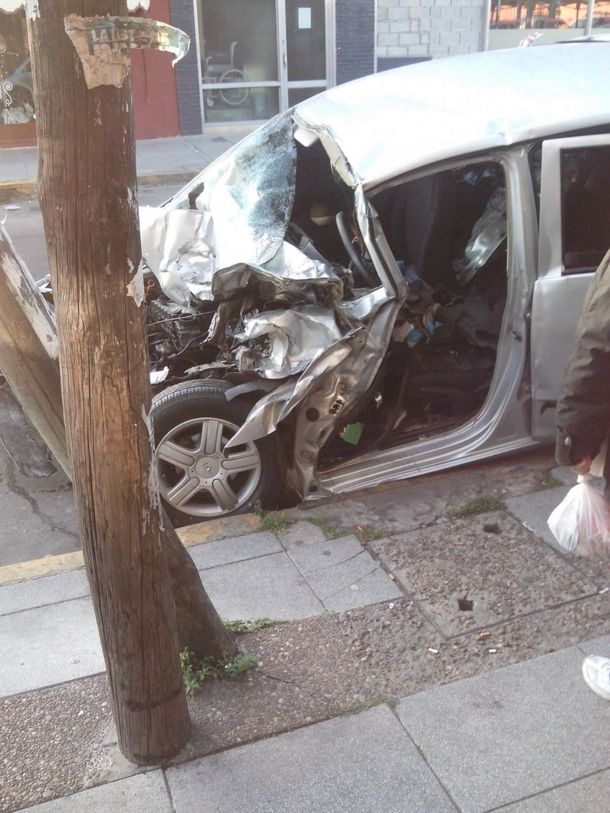 Así quedó el auto del custodio de Boudou que chocó en Panamericana