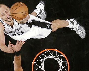 Manu Ginóbili la rompió en el triunfo de San Antonio Spurs ante Houston Rockets