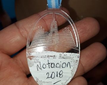 Vergonzoso: entregaron medallas borradas con corrector a chicos discapacitados