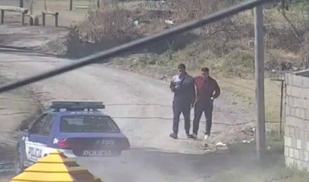 VIDEO: Se escapó de la persecución policial haciéndose el amigo de un transeúnte y todavía lo buscan
