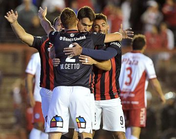 San Lorenzo ganó sobre el final y es el único puntero