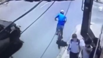 el peor castigo: robo unos celulares, escapo en bicicleta y choco contra un patrullero el peor castigo: robo unos celulares, escapo en bicicleta y choco contra un patrullero