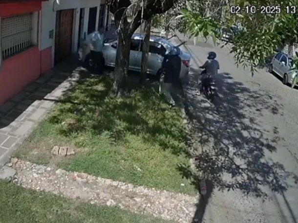 Video: motochorros balearon a un hombre para robarle el auto en Lanús