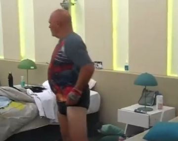 Poco sexy: en slip y remera de Deadpool