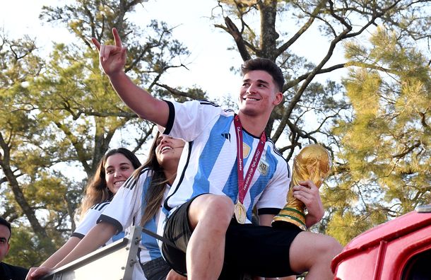 Multitudinario recibimiento a Julián Álvarez en Calchín