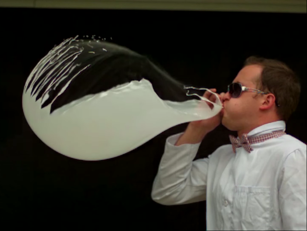 La increíble explosión de globos en cámara lenta