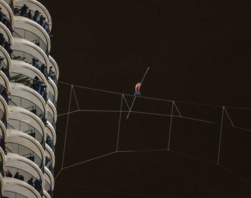 Un equilibrista bate récords mundiales al caminar entre rascacielos