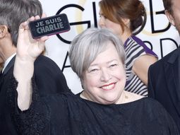 charlie hebdo, muy presente en la alfombra roja de los globos de oro charlie hebdo, muy presente en la alfombra roja de los globos de oro