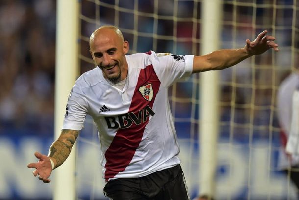 Javier Pinola celebra su gol ante Emelec