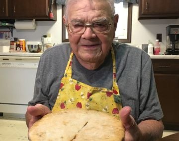 Tiene 98 años y cocina para los necesitados