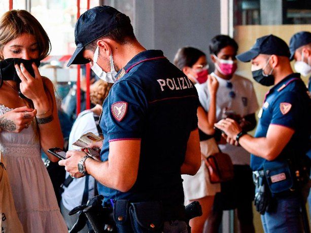 Italia: protestas de la Policía por la compra de barbijos rosas