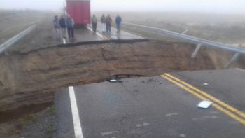 Se abrió una grieta en la ruta 3 y se tragó un camión Se abrió una grieta en la ruta 3 y se tragó un camión