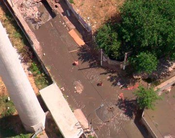 Un desborde cloacal formó un río de agua servida en Córdoba y los vecinos se quejan del mal olor