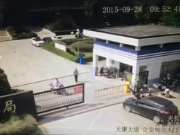 Un hombre atropelló a su ex mujer con su auto frente a una estación de Policía