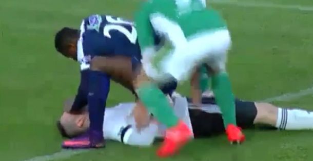 El delantero actuó rápido y evitó lo que hubiera sido una tragedia