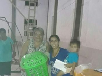 Un intendente regaló escobas y cestos para ropa por el Día de la Mujer