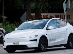 Denuncian que robotaxis de Tesla cometen graves infracciones de tránsito