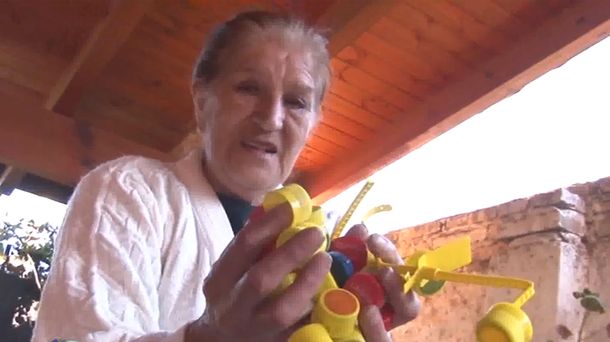 Emotivo: juntó 4 millones de tapitas para comprarle una silla de ruedas a su nieto